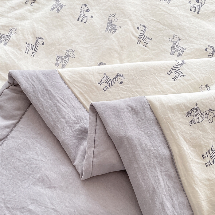 91家纺网 家纺一手货源 找家纺 艺慕家纺 2026新款直播热款古法仿棉AB版水洗棉印花双层蕾丝花边夏被床盖四件套 AB版-斑马乐园