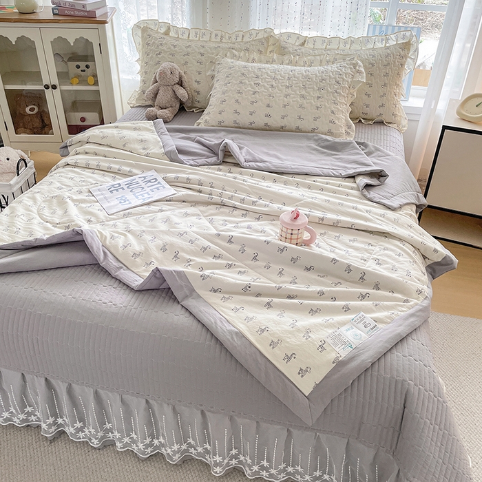 91家纺网 家纺一手货源 找家纺 艺慕家纺 2026新款直播热款古法仿棉AB版水洗棉印花双层蕾丝花边夏被床盖四件套 AB版-斑马乐园