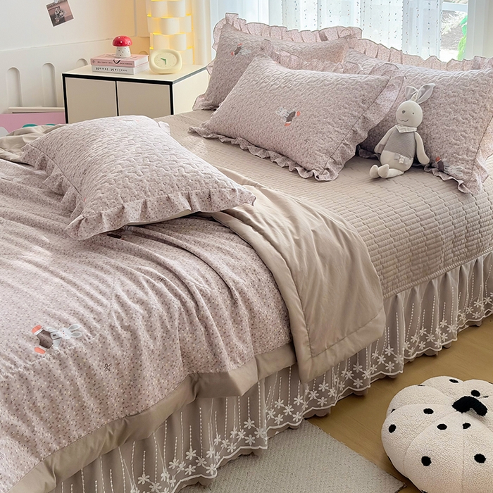 91家纺网 家纺一手货源 找家纺 艺慕家纺 2026新款直播热款古法仿棉AB版水洗棉印花双层蕾丝花边夏被床盖四件套 AB版-丁香小兔