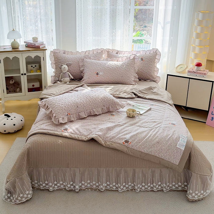 91家纺网 家纺一手货源 找家纺 艺慕家纺 2026新款直播热款古法仿棉AB版水洗棉印花双层蕾丝花边夏被床盖四件套 AB版-丁香小兔