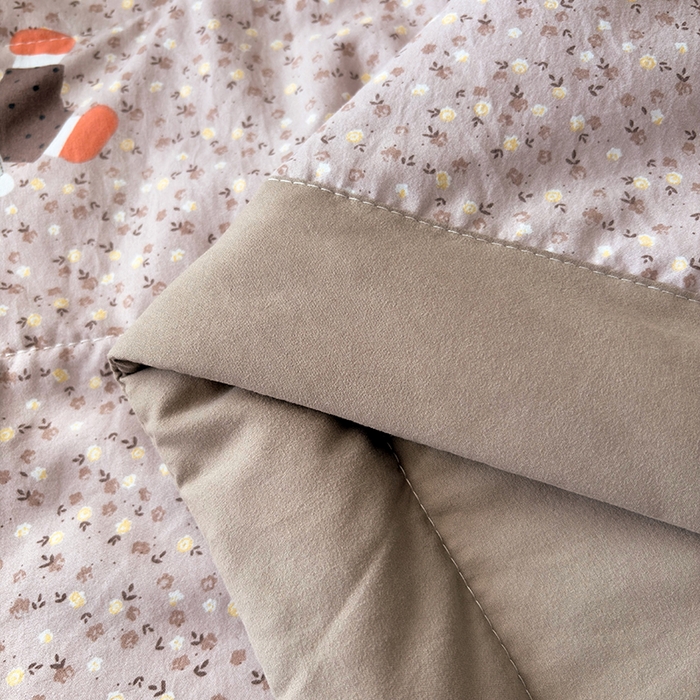 91家纺网 家纺一手货源 找家纺 艺慕家纺 2026新款直播热款古法仿棉AB版水洗棉印花双层蕾丝花边夏被床盖四件套 AB版-丁香小兔