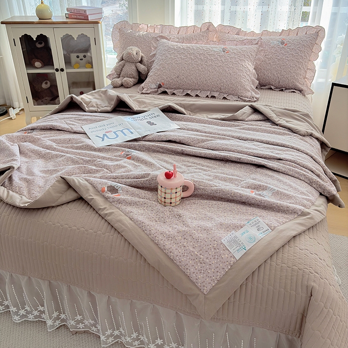 91家纺网 家纺一手货源 找家纺 艺慕家纺 2026新款直播热款古法仿棉AB版水洗棉印花双层蕾丝花边夏被床盖四件套 AB版-丁香小兔