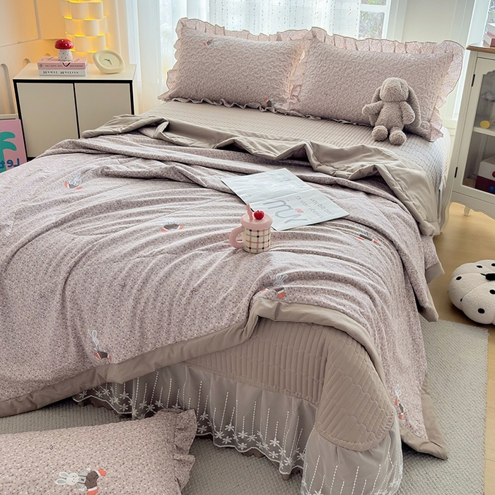 91家纺网 家纺一手货源 找家纺 艺慕家纺 2026新款直播热款古法仿棉AB版水洗棉印花双层蕾丝花边夏被床盖四件套 AB版-丁香小兔