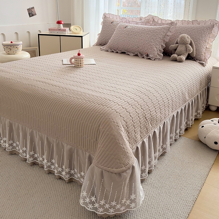 91家纺网 家纺一手货源 找家纺 艺慕家纺 2026新款直播热款古法仿棉AB版水洗棉印花双层蕾丝花边夏被床盖四件套 AB版-丁香小兔