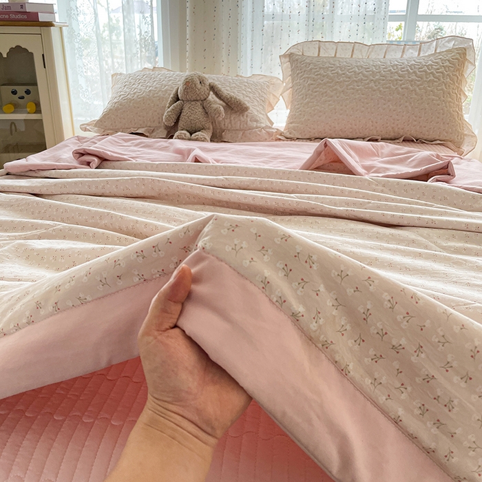 91家纺网 家纺一手货源 找家纺 艺慕家纺 2026新款直播热款古法仿棉AB版水洗棉印花双层蕾丝花边夏被床盖四件套 AB版-粉黛庄园