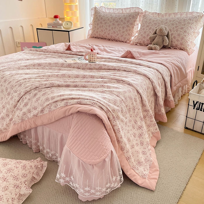91家纺网 家纺一手货源 找家纺 艺慕家纺 2026新款直播热款古法仿棉AB版水洗棉印花双层蕾丝花边夏被床盖四件套 AB版-粉色樱花