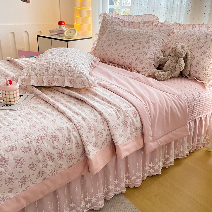 91家纺网 家纺一手货源 找家纺 艺慕家纺 2026新款直播热款古法仿棉AB版水洗棉印花双层蕾丝花边夏被床盖四件套 AB版-粉色樱花