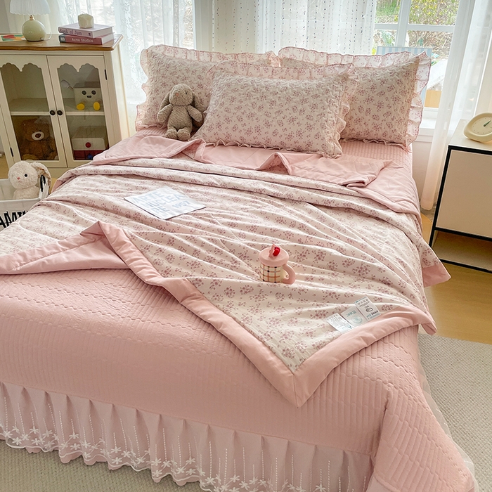 91家纺网 家纺一手货源 找家纺 艺慕家纺 2026新款直播热款古法仿棉AB版水洗棉印花双层蕾丝花边夏被床盖四件套 AB版-粉色樱花