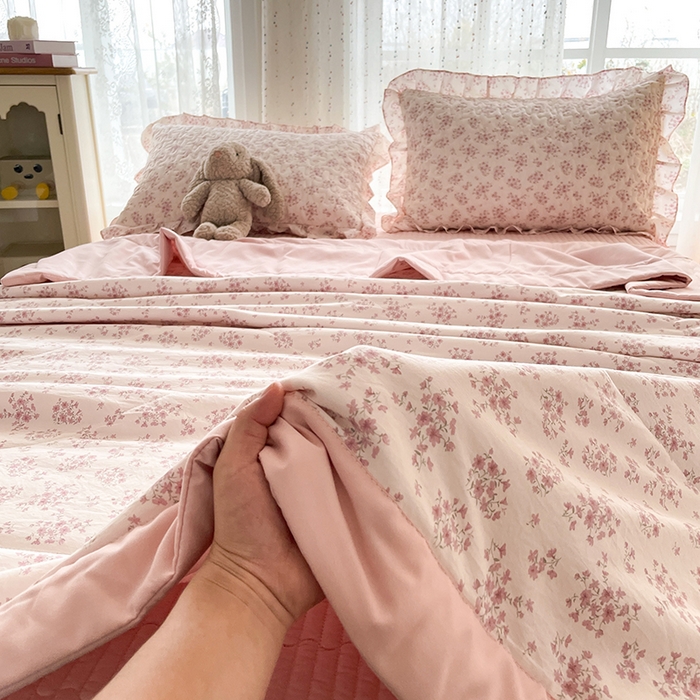 91家纺网 家纺一手货源 找家纺 艺慕家纺 2026新款直播热款古法仿棉AB版水洗棉印花双层蕾丝花边夏被床盖四件套 AB版-粉色樱花