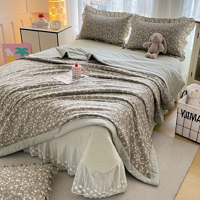 91家纺网 家纺一手货源 找家纺 艺慕家纺 2026新款直播热款古法仿棉AB版水洗棉印花双层蕾丝花边夏被床盖四件套 AB版-金盏花语