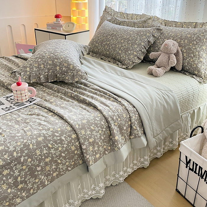 91家纺网 家纺一手货源 找家纺 艺慕家纺 2026新款直播热款古法仿棉AB版水洗棉印花双层蕾丝花边夏被床盖四件套 AB版-金盏花语