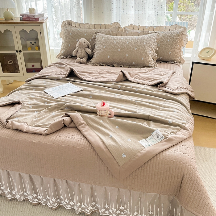 91家纺网 家纺一手货源 找家纺 艺慕家纺 2026新款直播热款古法仿棉AB版水洗棉印花双层蕾丝花边夏被床盖四件套 AB版-咖色蝴蝶结