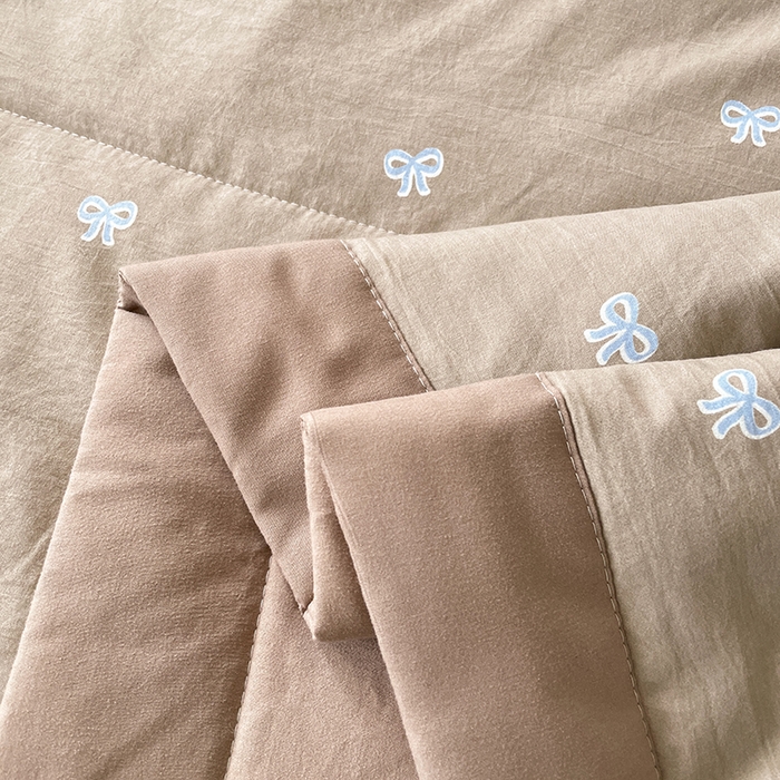 91家纺网 家纺一手货源 找家纺 艺慕家纺 2026新款直播热款古法仿棉AB版水洗棉印花双层蕾丝花边夏被床盖四件套 AB版-咖色蝴蝶结