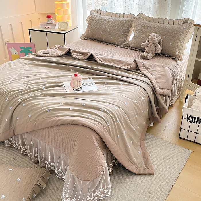 91家纺网 家纺一手货源 找家纺 艺慕家纺 2026新款直播热款古法仿棉AB版水洗棉印花双层蕾丝花边夏被床盖四件套 AB版-咖色蝴蝶结