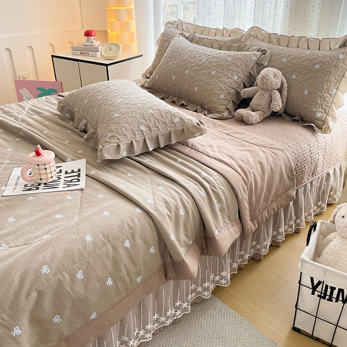 91家纺网 家纺一手货源 找家纺 艺慕家纺 2026新款直播热款古法仿棉AB版水洗棉印花双层蕾丝花边夏被床盖四件套 AB版-咖色蝴蝶结