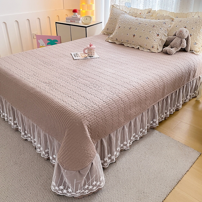 91家纺网 家纺一手货源 找家纺 艺慕家纺 2026新款直播热款古法仿棉AB版水洗棉印花双层蕾丝花边夏被床盖四件套 AB版-可爱熊仔