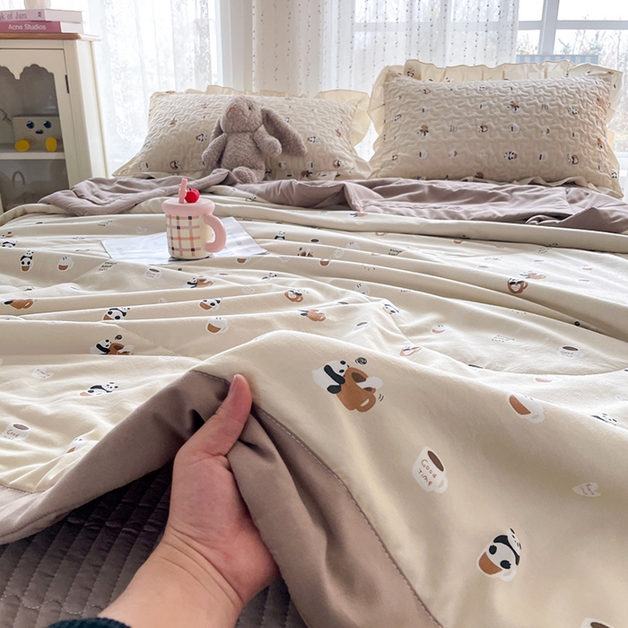 91家纺网 家纺一手货源 找家纺 艺慕家纺 2026新款直播热款古法仿棉AB版水洗棉印花双层蕾丝花边夏被床盖四件套 AB版-可爱熊仔