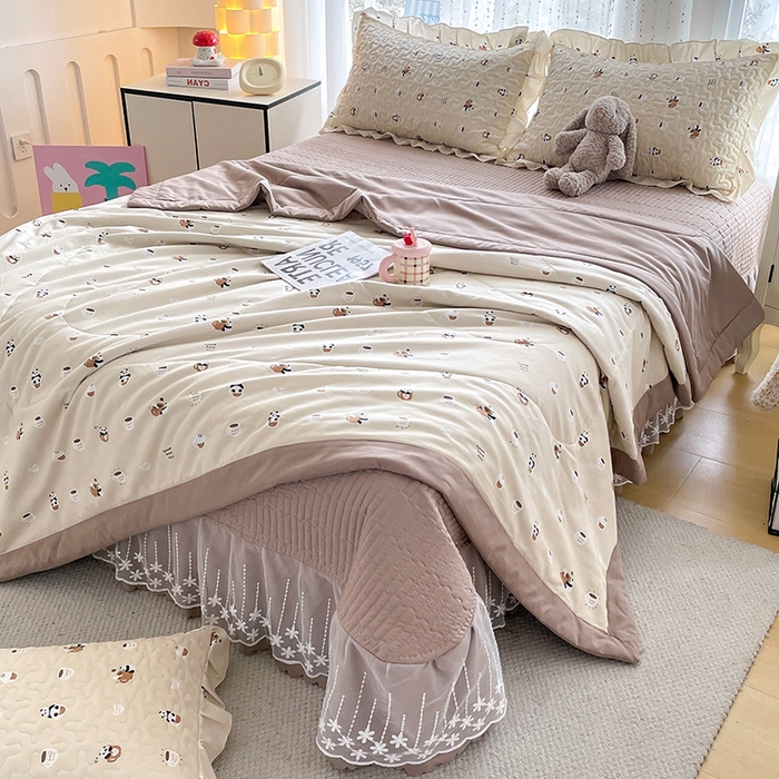 91家纺网 家纺一手货源 找家纺 艺慕家纺 2026新款直播热款古法仿棉AB版水洗棉印花双层蕾丝花边夏被床盖四件套 AB版-可爱熊仔