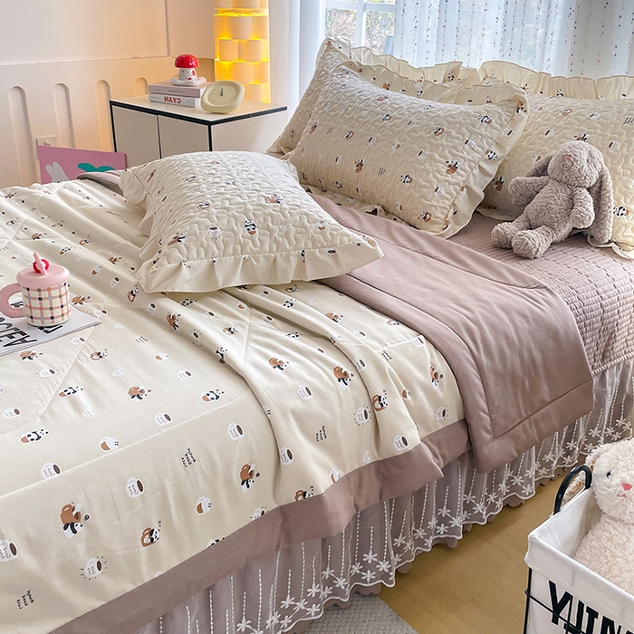 91家纺网 家纺一手货源 找家纺 艺慕家纺 2026新款直播热款古法仿棉AB版水洗棉印花双层蕾丝花边夏被床盖四件套 AB版-可爱熊仔