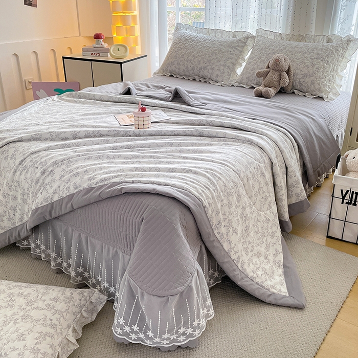 91家纺网 家纺一手货源 找家纺 艺慕家纺 2026新款直播热款古法仿棉AB版水洗棉印花双层蕾丝花边夏被床盖四件套 AB版-素影