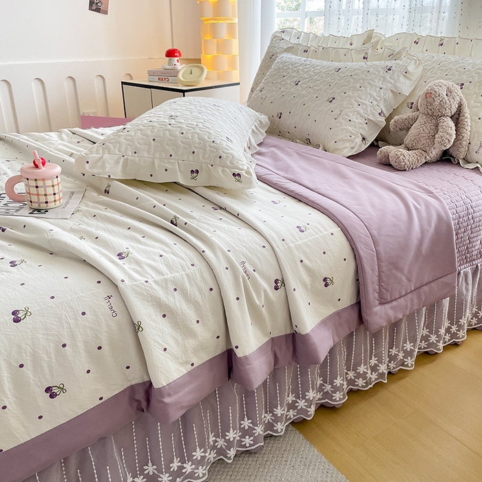 91家纺网 家纺一手货源 找家纺 艺慕家纺 2026新款直播热款古法仿棉AB版水洗棉印花双层蕾丝花边夏被床盖四件套 AB版-紫色樱桃