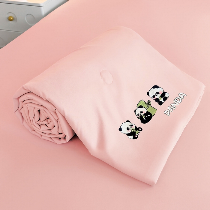 91家纺网 家纺一手货源 找家纺 暖意家纺 2026春夏新款水洗真丝夏被夏凉被空调被四件套 三只熊猫-粉