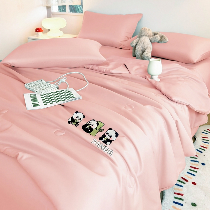 91家纺网 家纺一手货源 找家纺 暖意家纺 2026春夏新款水洗真丝夏被夏凉被空调被四件套 三只熊猫-粉