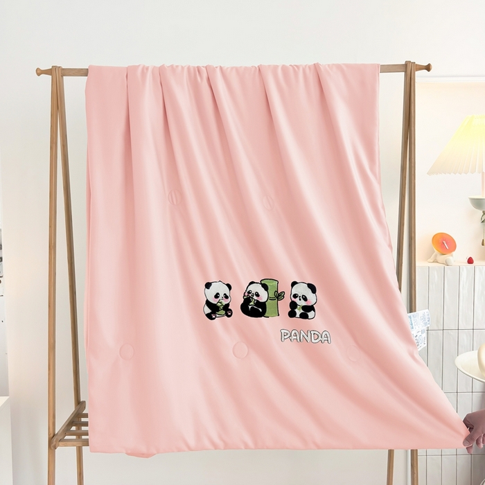 91家纺网 家纺一手货源 找家纺 暖意家纺 2026春夏新款水洗真丝夏被夏凉被空调被四件套 三只熊猫-粉