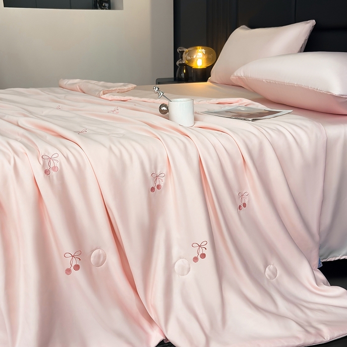 91家纺网 家纺一手货源 找家纺 暖意家纺 2026春夏新款水洗真丝夏被夏凉被空调被四件套 樱桃之恋 粉