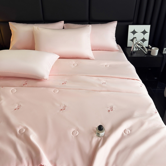 91家纺网 家纺一手货源 找家纺 暖意家纺 2026春夏新款水洗真丝夏被夏凉被空调被四件套 樱桃之恋 粉