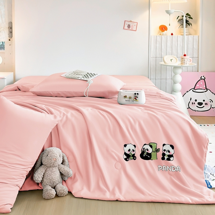 91家纺网 家纺一手货源 找家纺 暖意家纺 2026春夏新款水洗真丝夏被夏凉被空调被四件套 三只熊猫-粉