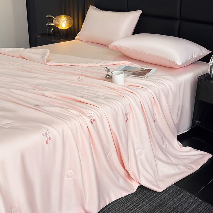 91家纺网 家纺一手货源 找家纺 暖意家纺 2026春夏新款水洗真丝夏被夏凉被空调被四件套 樱桃之恋 粉