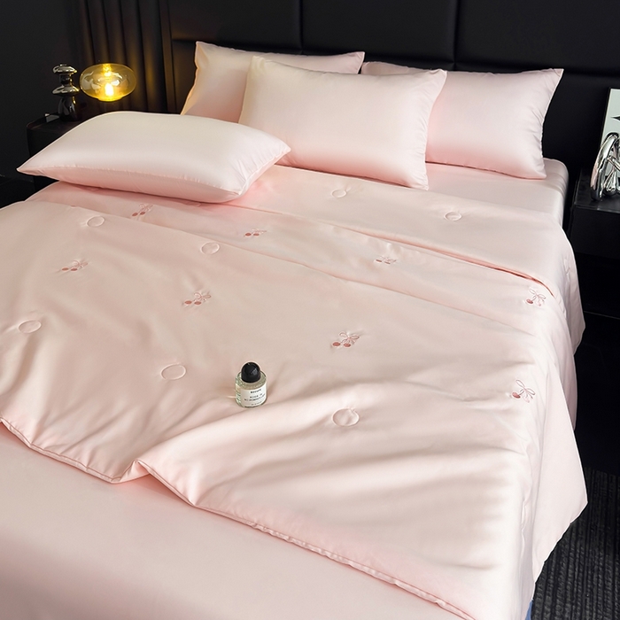 91家纺网 家纺一手货源 找家纺 暖意家纺 2026春夏新款水洗真丝夏被夏凉被空调被四件套 樱桃之恋 粉