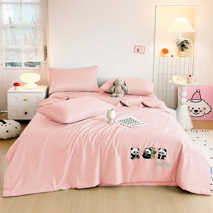 91家纺网 家纺一手货源 找家纺 暖意家纺 2026春夏新款水洗真丝夏被夏凉被空调被四件套 三只熊猫-粉