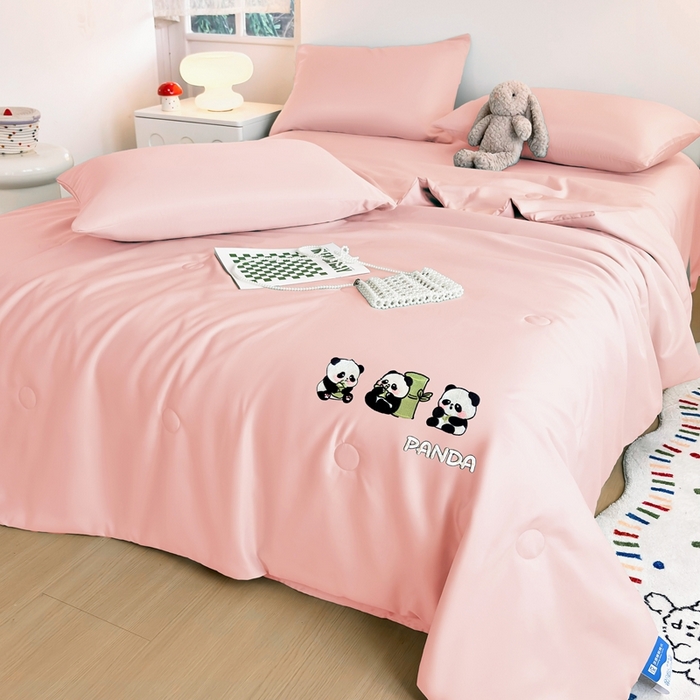 91家纺网 家纺一手货源 找家纺 暖意家纺 2026春夏新款水洗真丝夏被夏凉被空调被四件套 三只熊猫-粉