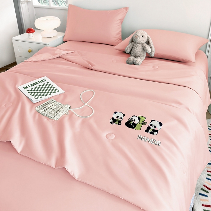 91家纺网 家纺一手货源 找家纺 暖意家纺 2026春夏新款水洗真丝夏被夏凉被空调被四件套 三只熊猫-粉