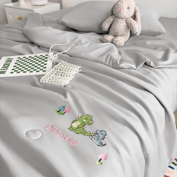 91家纺网 家纺一手货源 找家纺 暖意家纺 2026春夏新款水洗真丝夏被夏凉被空调被四件套 欢乐恐龙-灰