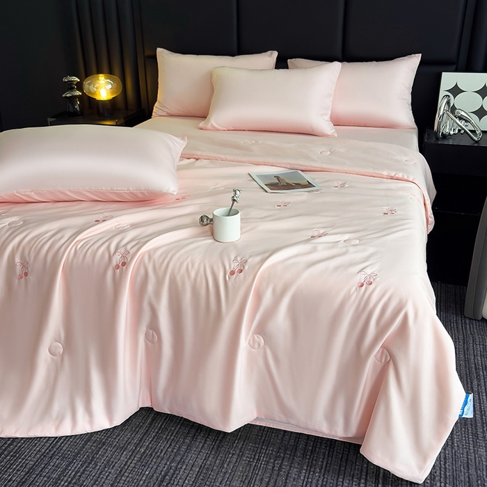 91家纺网 家纺一手货源 找家纺 暖意家纺 2026春夏新款水洗真丝夏被夏凉被空调被四件套 樱桃之恋 粉