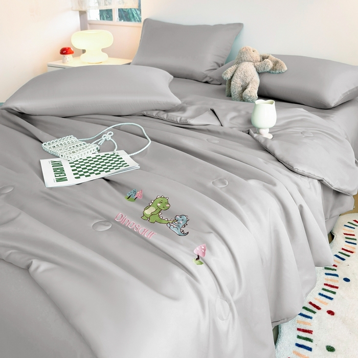 91家纺网 家纺一手货源 找家纺 暖意家纺 2026春夏新款水洗真丝夏被夏凉被空调被四件套 欢乐恐龙-灰