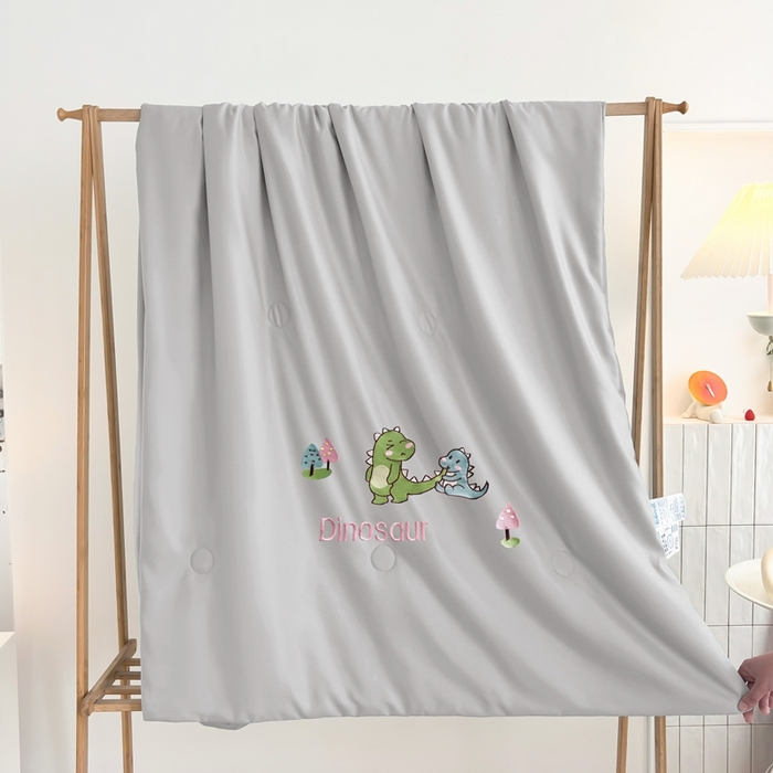 91家纺网 家纺一手货源 找家纺 暖意家纺 2026春夏新款水洗真丝夏被夏凉被空调被四件套 欢乐恐龙-灰