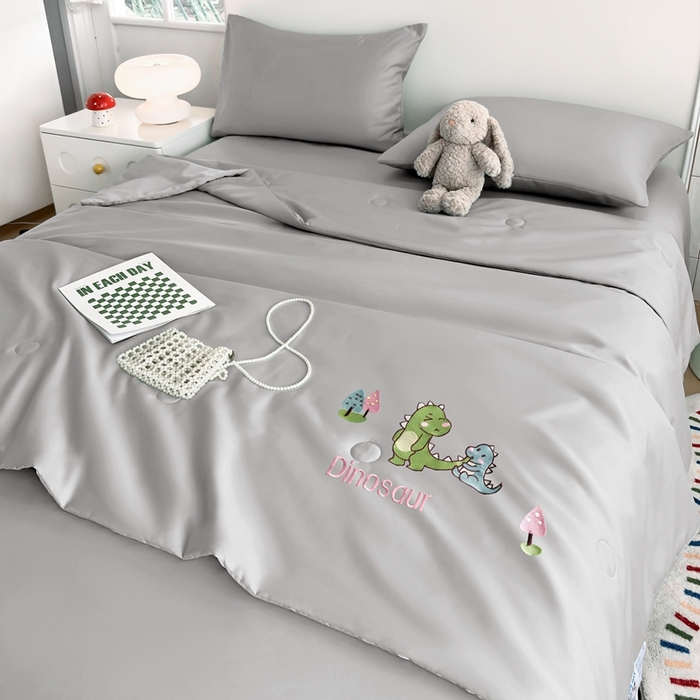 91家纺网 家纺一手货源 找家纺 暖意家纺 2026春夏新款水洗真丝夏被夏凉被空调被四件套 欢乐恐龙-灰