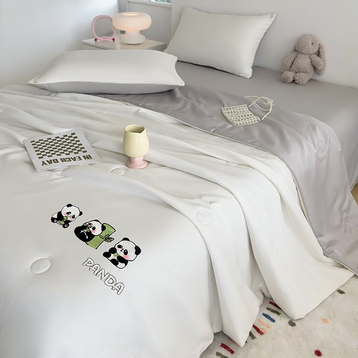 91家纺网 家纺一手货源 找家纺 暖意家纺 2026春夏新款水洗真丝夏被夏凉被空调被四件套 三只熊猫-米