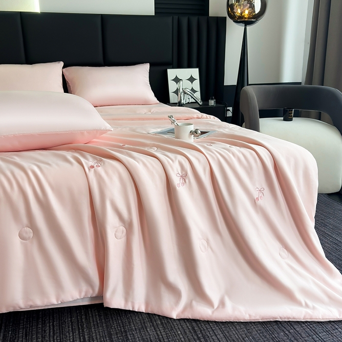 91家纺网 家纺一手货源 找家纺 暖意家纺 2026春夏新款水洗真丝夏被夏凉被空调被四件套 樱桃之恋 粉