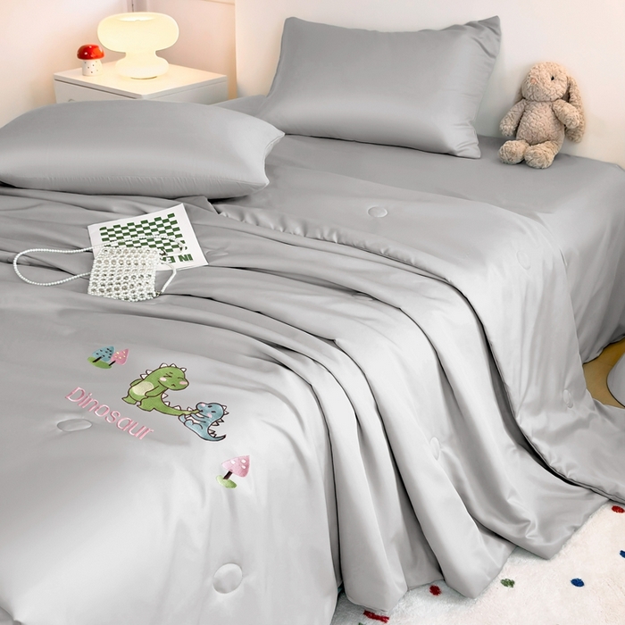 91家纺网 家纺一手货源 找家纺 暖意家纺 2026春夏新款水洗真丝夏被夏凉被空调被四件套 欢乐恐龙-灰
