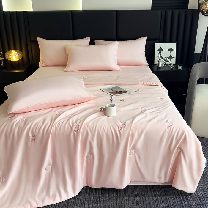 91家纺网 家纺一手货源 找家纺 暖意家纺 2026春夏新款水洗真丝夏被夏凉被空调被四件套 樱桃之恋 粉