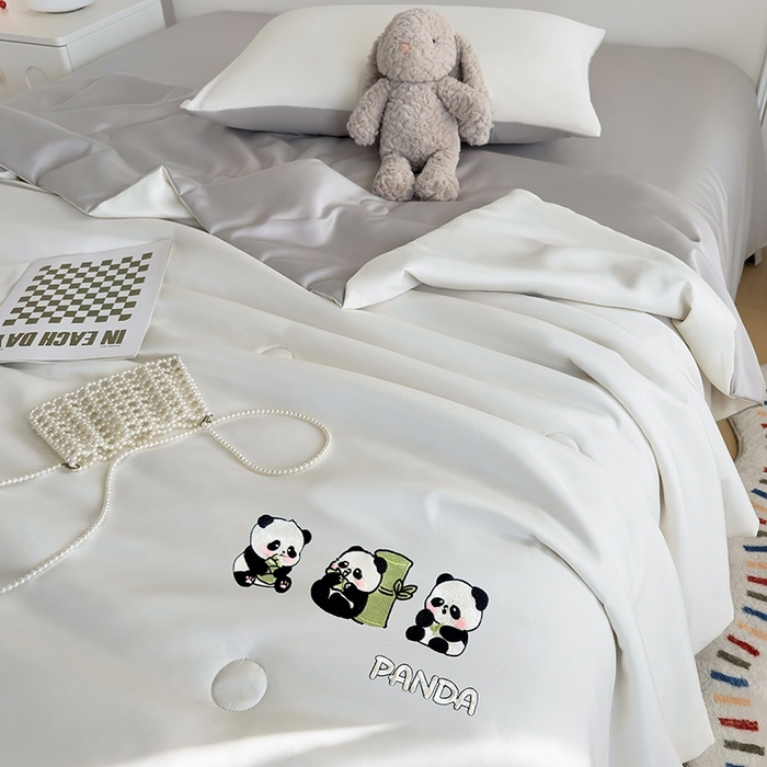 91家纺网 家纺一手货源 找家纺 暖意家纺 2026春夏新款水洗真丝夏被夏凉被空调被四件套 三只熊猫-米