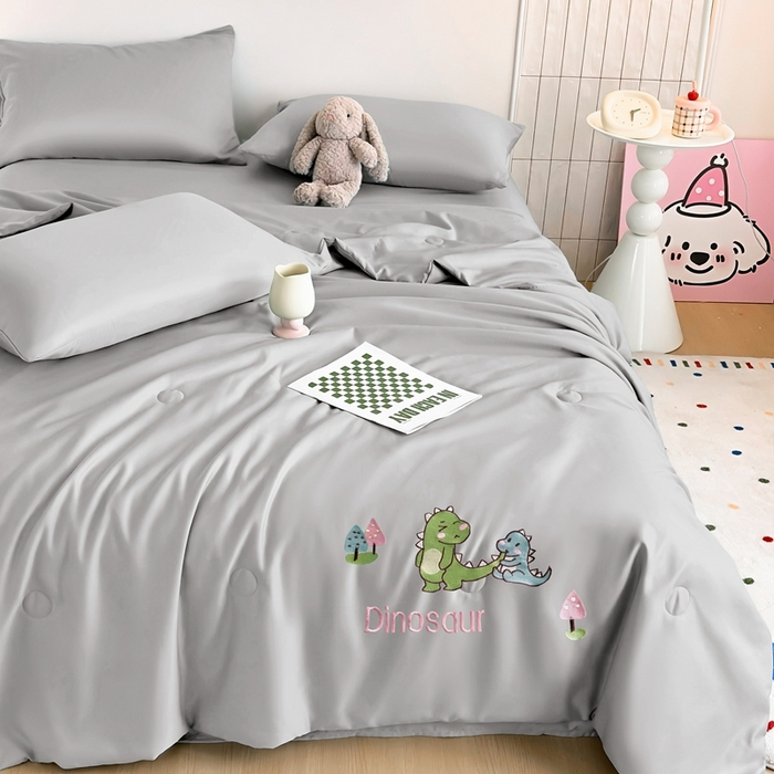 91家纺网 家纺一手货源 找家纺 暖意家纺 2026春夏新款水洗真丝夏被夏凉被空调被四件套 欢乐恐龙-灰