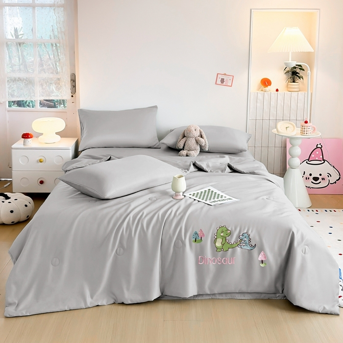 91家纺网 家纺一手货源 找家纺 暖意家纺 2026春夏新款水洗真丝夏被夏凉被空调被四件套 欢乐恐龙-灰