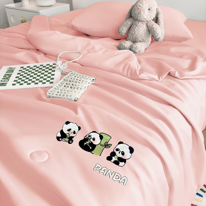 91家纺网 家纺一手货源 找家纺 暖意家纺 2026春夏新款水洗真丝夏被夏凉被空调被四件套 三只熊猫-粉