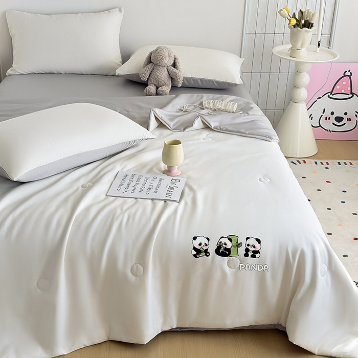 91家纺网 家纺一手货源 找家纺 暖意家纺 2026春夏新款水洗真丝夏被夏凉被空调被四件套 三只熊猫-米